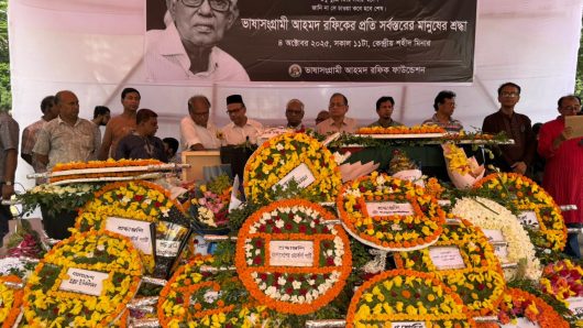 আহমদ রফিকের প্রতি শহীদ মিনারে সর্বস্তরের মানুষের শেষ শ্রদ্ধা