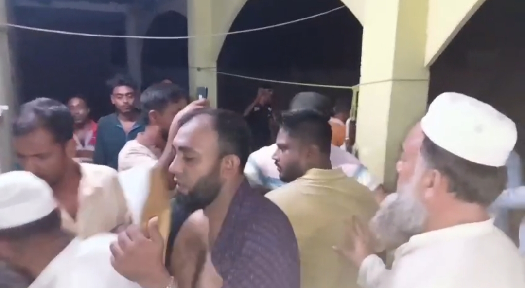 নাটোরের গুরুদাসপুরে পানিতে ডুবে দুই শিশু মৃত্যুর ঘটনায় সুরতহাল রিপোর্ট করতে গিয়ে পুলিশের ওপর হামলা, দুই পুলিশ সদস্য আহত, তাদেরকে সাময়িক বরখাস্ত
