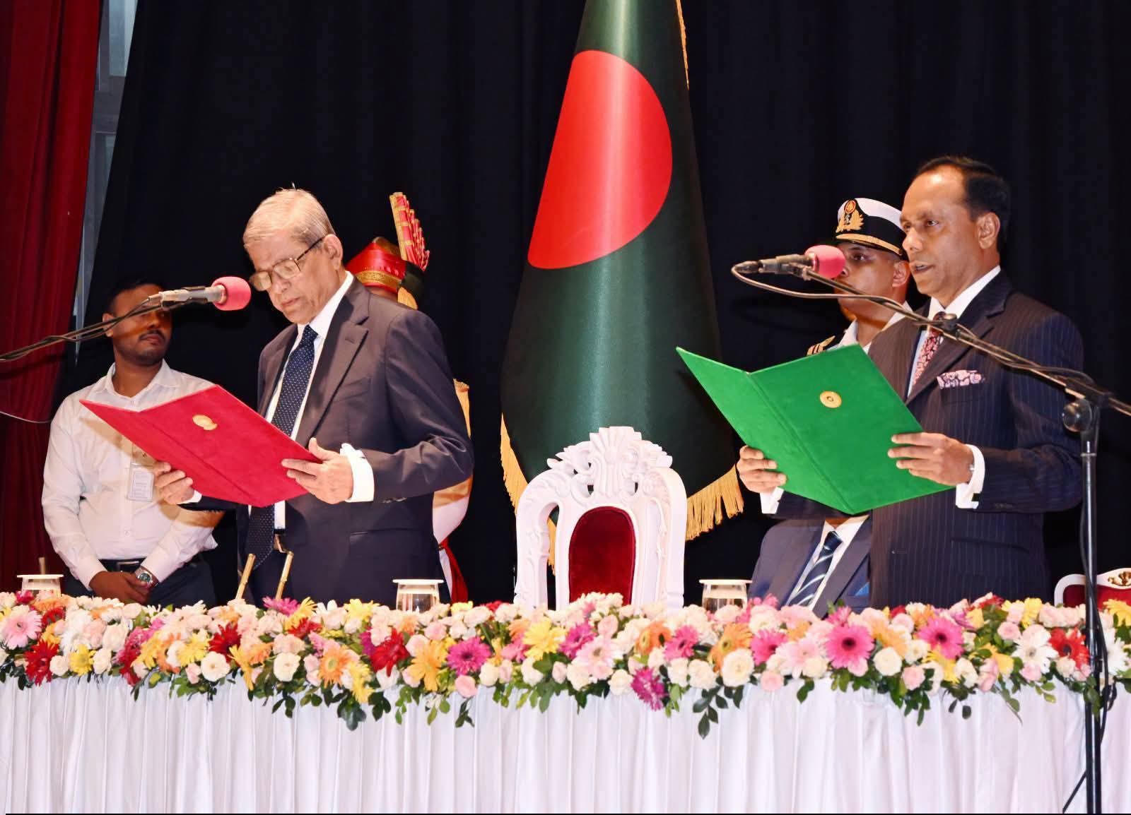 বাংলাদেশের ২৩তম মহামান্য রাষ্ট্রপতি হিসেবে শপথগ্রহণ করেছেন মির্জা ফখরুল ইসলাম আলমগীর।